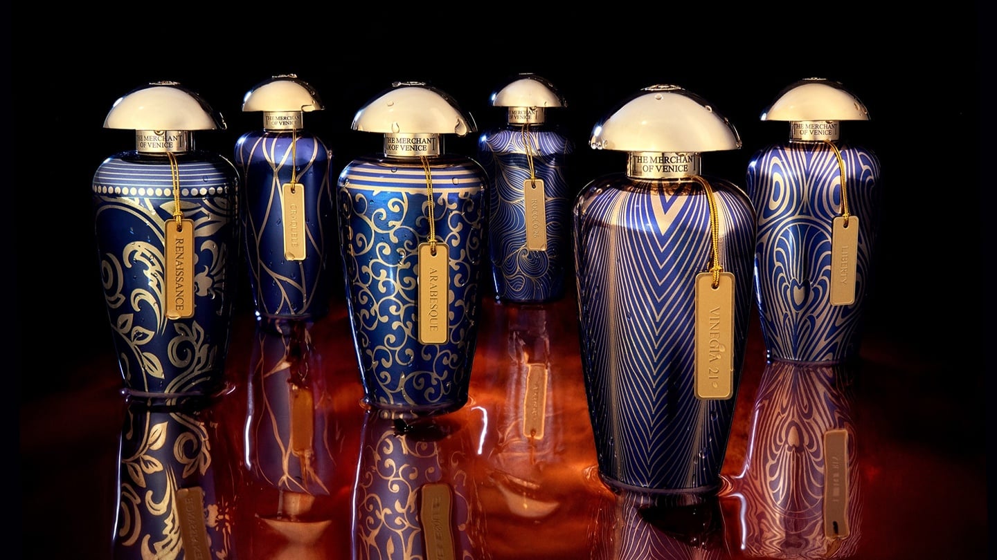 مجموعة عطور ذا ميرشانت أوف فينيس الفاخرة بتصاميم باللونين الأزرق والذهبي